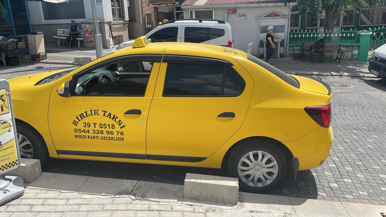 Pınarhisar merkezde durakta bekleyen 39 T 0518 plakalı Birlik Taksi aracı