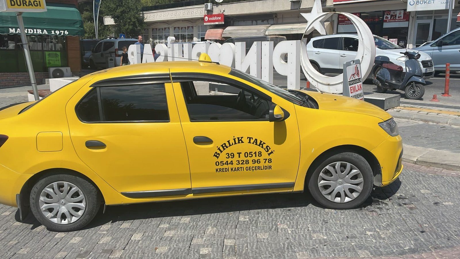 Pınarhisar ilçe tabelası önünde bekleyen Birlik Taksi aracı, plaka 39 T 0518