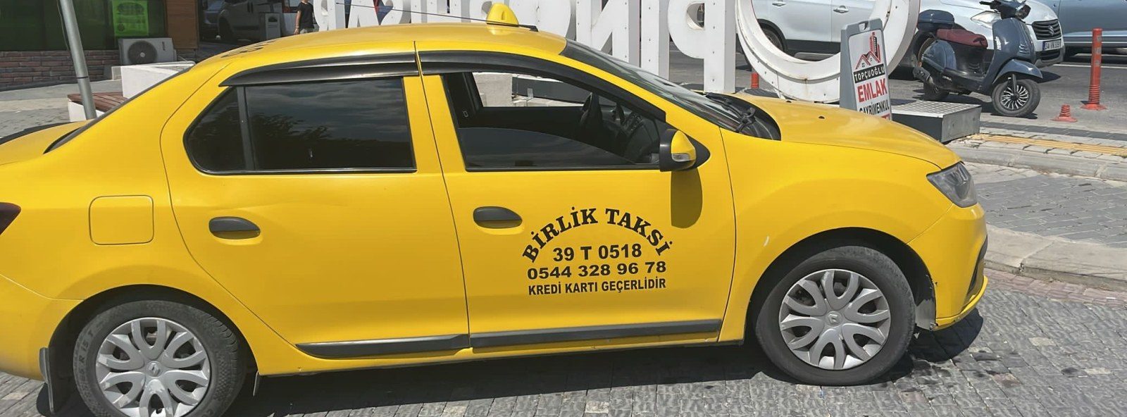 Pınarhisar ilçe tabelası önünde bekleyen sarı Birlik Taksi aracı — 0544 328 96 78, kredi kartı geçerlidir
